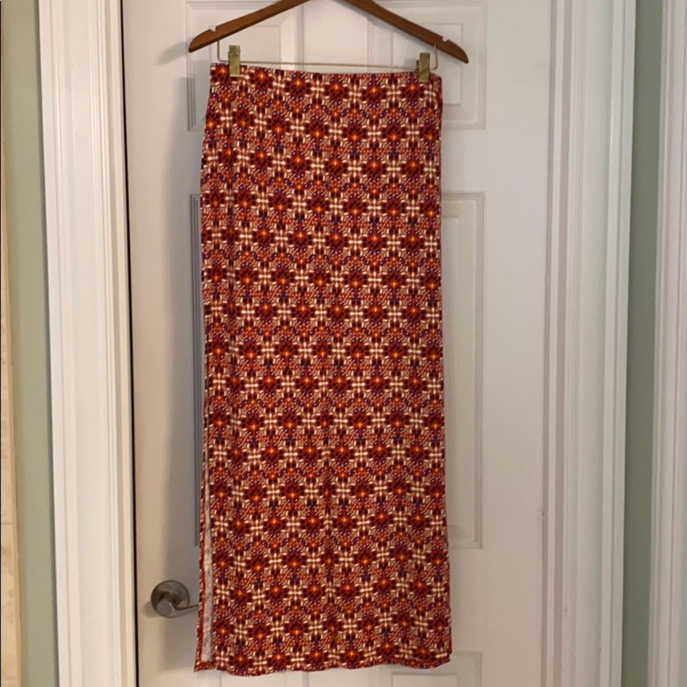 Patterned skirt with slit